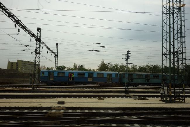 オーストリアを1時間ほど走るとハンガリーに。<br />ハンガリー国鉄の車掌さんは、オーストリアより雰囲気が厳しい感じ。車窓の雰囲気も少し変わってくる。