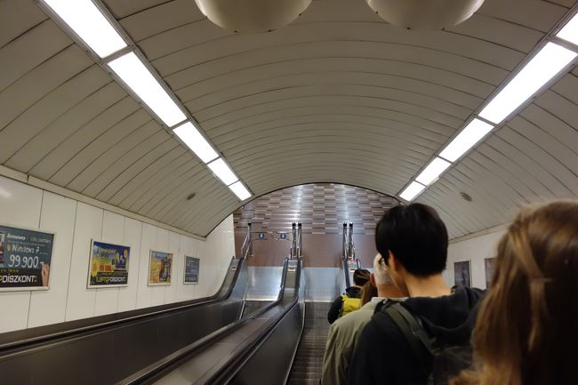 とりあえず地下鉄駅を見つけて、乗ってみる。<br /><br />核シェルターのような無骨なデザインと、早くて急なエスカレーターを乗って行くと駅に到着。<br /><br />ちなみにハンガリーでは毎回きちんと検札があります。