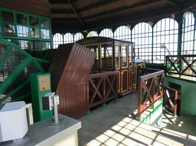 ケーブルカー乗り場ですね。