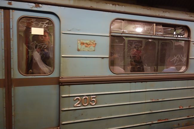 で、地下鉄が到着。<br /><br />ん？なんだこりゃ。