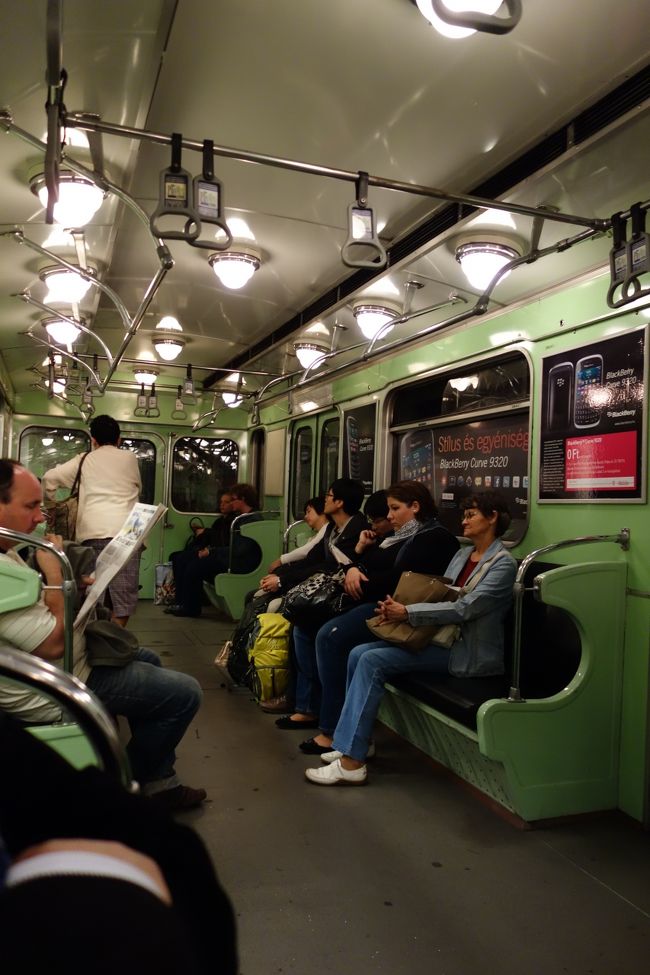 中は薄暗くて、女性一人で乗るのは少し怖い印象。<br />まあ、地元の人は普通に女性一人で乗っていましたが。<br /><br />ドナウ川を越えたところの駅（名前忘れた・・・）で降車。