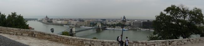王宮の丘に到着。<br /><br />ここからの景色は、まさに「ドナウの真珠」のことばにふさわしい。<br />