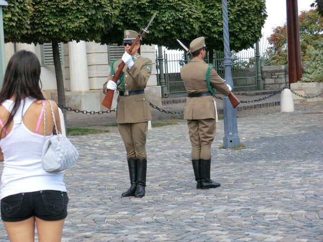 １時間弱で、国立美術館を出ると、ちょうど衛兵交代でした。