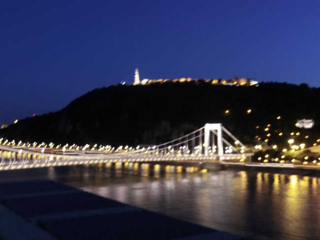 エリザベート橋と、あの”しゅろの葉を掲げる女性像”も、最後です。<br />明日はいよいよ、ウイーンへ列車で移動です。おやすみなさい。