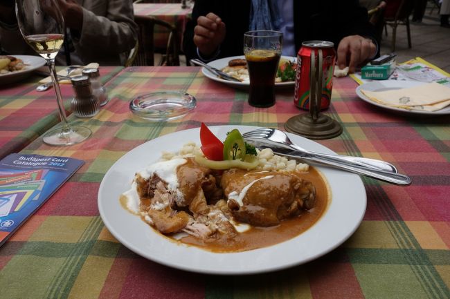 昼食は、くさり橋の近くのカフェで。<br /><br />ハンガリー料理を選びましたが、結構美味でした。<br /><br />店の名前は・・・わかりません。<br /><br />やる気のない旅行記ですみません・・・