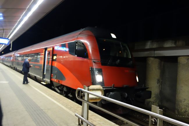 帰りのRailjet.<br /><br /><br />ハンガリーは<br /><br />１）すごく綺麗な街だけれど、もう少し整備されたら良いかも。<br />２）東駅付近は女性の一人歩きは怖いかも。<br />（でも、日本人らしき女性が一人で歩いていく姿は見かけましたが）<br />３）まあ、日帰りではやっぱり勿体ないよね・・・<br /><br />