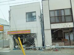 野蒜駅の駅前まで来ました。駅前の商店もかなりダメージを受けているようです。確か津波が押し寄せた地域だったと記憶しています。