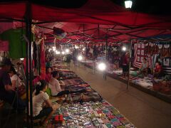 シーサワンウォン通りのナイトマーケットを散策
主に衣類や雑貨が売られていました。