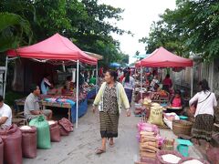 朝市
主に野菜、魚、肉、カエル(!)などの食材が売られています。