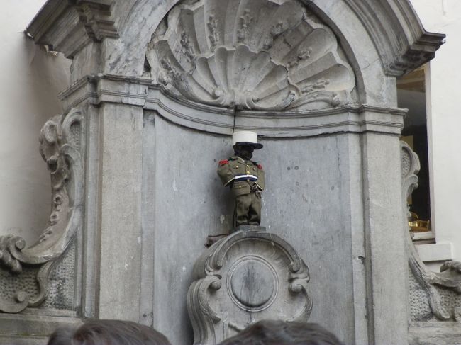 小便小僧<br />可愛い服を着せて貰っています。