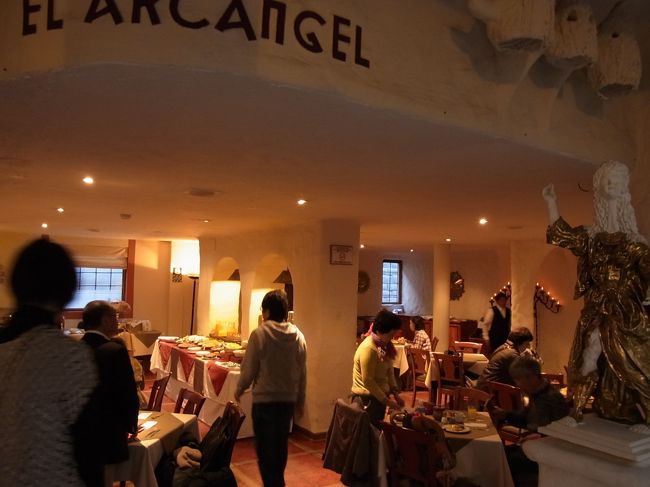 ２０１２年３月１３日（火）<br /><br />６時半。<br /><br />おはようございます〜♪<br /><br />寝ている間は呼吸が浅くなるから高山病を発症してしまう人もいるようですが、あいかわず今日も元気満タンでした♪<br /><br />朝食はどこのホテルも変わり映えしないのでちょっぴり飽きてきました〜。。<br /><br />日本食が恋しい今日この頃です。<br />