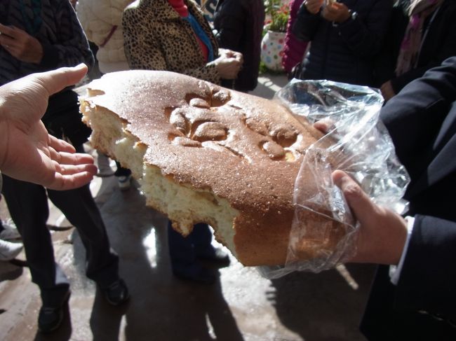 出発して約１時間ほど走ったところで、パンが有名なお店に到着しました！<br /><br />とってもおっきいパンをみんなで千切って食べました♪<br /><br />すごくおいしかったですぅヽ(・∀・)ノ