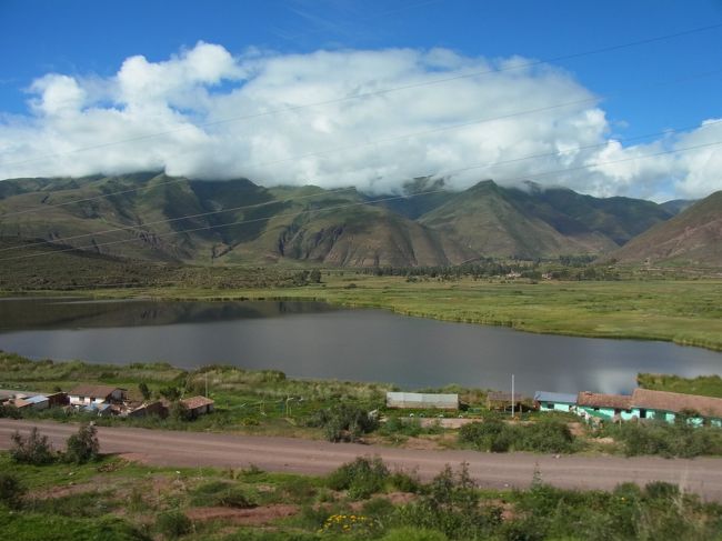 パン屋からさらに走ること１０分。<br /><br />こんなにキレイな湖の見える風景が広がっていました〜。<br /><br />本当にキレイだなぁ〜(☆▽☆)<br /><br />我が町にもこんな近くにこんな景色があれば、週末の度にドライブしにいくんだけどなぁ。。。<br /><br />うらやましぃ。。。<br />