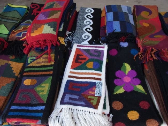 もちろん、まわりにはお土産売り場があります。<br /><br />このマフラーは、アルパカ製で、柄もかわいいし、とても肌触りがよかったので買おうか迷いました〜。。<br /><br />４０ドル。<br />日本円で３２００円ぐらいか…<br /><br />妥当だとは思ったし、かわいかったからちょっと迷ったけど…<br /><br />クスコで既に激安マフラーを購入していたから断念！！<br /><br />買っちゃえば良かったかな？