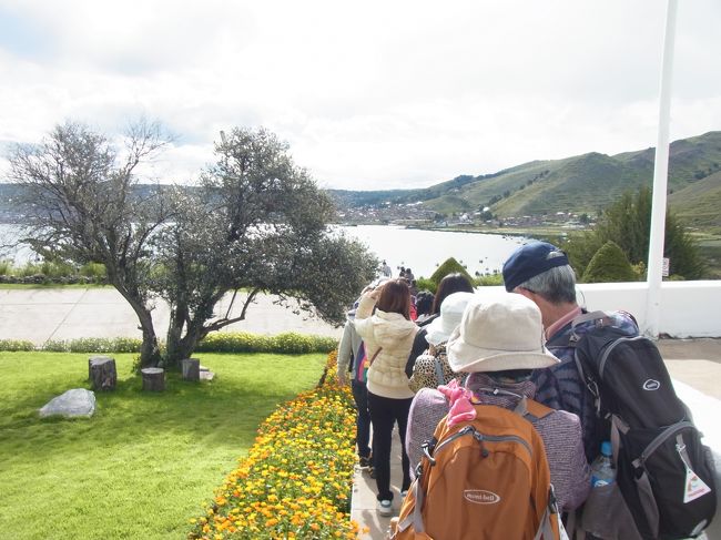 ホテルから歩いて船まで向かいます。<br /><br />忘れかけていましたが、ここも標高は高く、３，８５５ｍ！<br /><br />「ゆっくりでいいですよぉ〜！」<br /><br />とガイドさんに言われ、ゆっくり歩いて移動しました。<br />