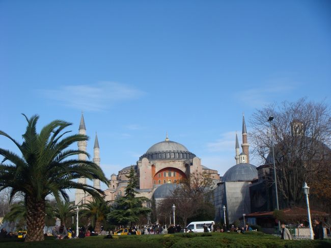 トルコに着いてまず最初は、イスタンブール市街を散策しました。<br />写真はアヤ・ソフィアです。キリスト教の聖堂としてつくられたのですが、オスマン帝国に征服された後は、イスラム教のモスクになったそうです。<br />赤茶色の大聖堂です。<br />この逆側に、ブルーモスクがあるのですが、ちょうど逆光になってしまい、写真がうまく撮れませんでした。目にはしっかり焼き付けましたが…。