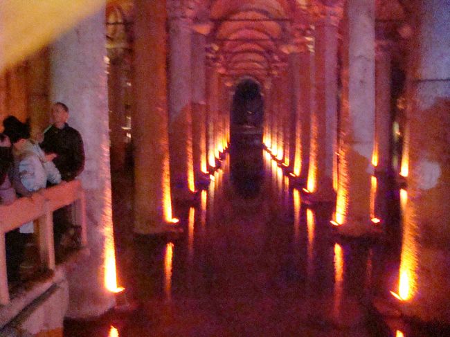 地下宮殿です。<br />本当に地下にこんなところがあるんだなぁと、ちょっと驚きました。<br />ビザンチン時代につくられた地下の貯水池で、トプカプ宮殿にも水が供給されていたそうです。<br />たくさん柱が立っていましたが、柱の下にメデューサの顔が逆になって据えてあったりして、不思議な感じがしました。柱の下のメデューサは重そうでした。