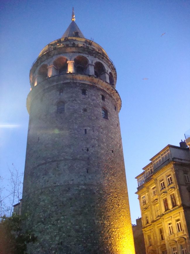 イスタンブールは、金角湾を挟んで旧市街と新市街がガラタ橋でつながっています。ガラタ橋からは、たくさんの人が釣り糸を垂れ、魚を釣っています。女性もいます。<br />旧市街にはエジプトバザールもあり、活気ある雰囲気を肌で感じることができます。日本語が上手なトルコ人がたくさんいて、すぐに声をかけてきます。私が買い物をしたお店の店員さんも日本語が上手で、どこで勉強したのかと尋ねたら、独学で、主にお客さんから…と話してくれました。近々日本に遊びに行きますということで、名刺もいただきました。語学の勉強は、時間をかけたり、お金をかけたりすることより、学ぶ意欲が何よりも効果があるのだなと、つくづく思いました。トルコ人のお兄さんに脱帽です。<br />おかしなガイドさんに連れられて、散々市街を歩き回ったあと、ガラタ塔に行きました。このときすでに、足は歩きつかれて棒のようになっていましたが、せっかくガラタ塔に登れるとあって、列をつくって順番を待ちました。エジプトの余韻で薄着だった人が多く、かなり寒くなってきていたので、凍えながら待ちました。ようやく９階の展望台からイスタンブールの夜景を見るまでに至ったときは、すでに、寒さで興奮も冷め、待ち時間が長かった割には、あっさりと展望台を後にしました。<br />このあとは、寝台列車『アンカラ・エキスプレス』で、アンカラまで行きます。