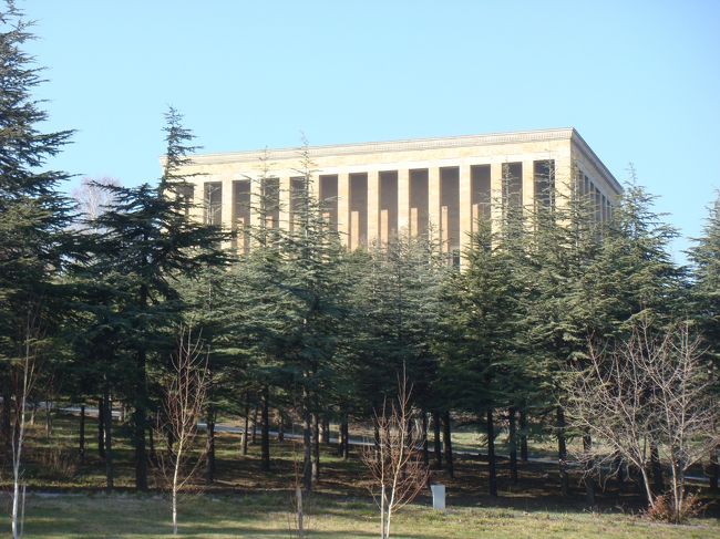 アンカラにあるアタテュルク廟です。トルコ共和国の創立者アタテュルクが眠る霊廟です。と言っても、外から見ただけですけど…。<br />実は、昨夜乗り込んだ『アンカラ・エキスプレス』、朝までは順調でしたが、朝食をとって、あとは降りるだけとなってから、ハプニングがありました。なぜか列車が止まったまま動かなくなったのです。最初は駅に停車しているのかと思いましたが、どうもそうではなさそう。そのうちみなさんも心配して、いろんな方に尋ねていましたが、結論は「電気系統の故障」でした。刻々と時間は経過し、誰もが次に動き出すのを今か今かと待ちます。電気系統の故障ということは、暖房も止まったままです。外には薄っすら雪が積もっていましたので、徐々に列車の中も気温が下がってきました。寒さを紛らそうと手足を動かしたり、友達と話をしたりして過ごしました。結果、２時間以上たって列車は動き出しましたが、なぜかそれほど長くは感じられませんでした。旅に出て、トラブルで列車が動かないなんて経験も、ある意味貴重ですから…。<br />というわけで、予定されたいた行程が大幅変更になったのですが、災い転じて…ということで、その日の午後のみ駆け足のカッパドキア見学の予定が、翌日に延期になり、丸々一日ゆっくり見学できることになりました。それもこれも、昨日、足を棒にしながらも、みんなが歩きまわってイスタンブールをほぼ観光し尽していたおかげなのでした。