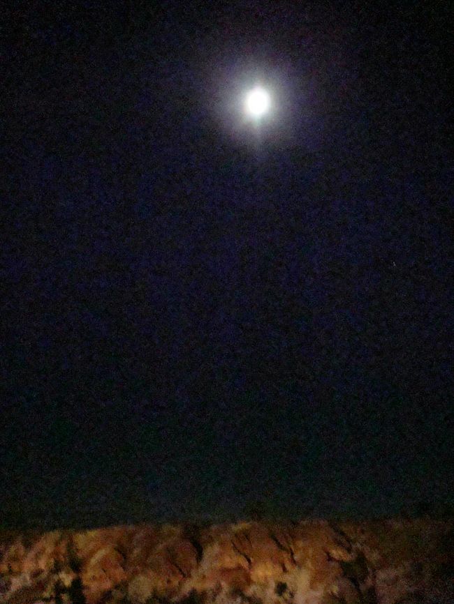 アンカラから、塩湖を横に見ながら、カッパドキアの洞窟ホテルに向かいました。プールもあるホテルでしたが、プールサイドは凍ってまして、危うく滑って転びそうになりました。<br />寒い中、テラスに出てみると、見事なお月さまが…。<br />カッパドキアの満月です。