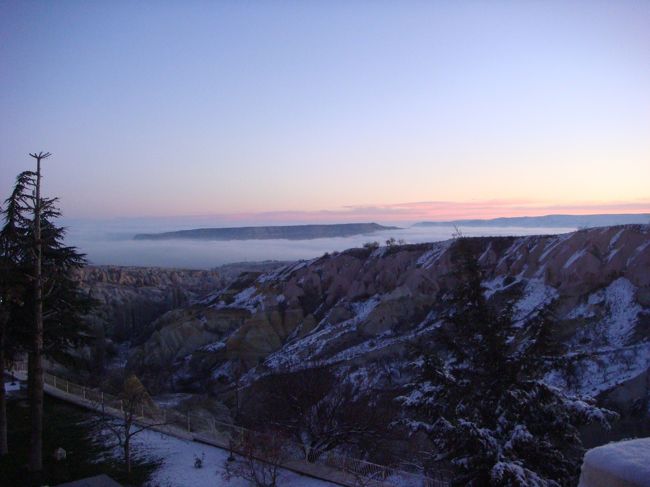 朝、目を覚まして、天気を確かめるために窓を開けると、空が薄紫色に染まっていました。雪景色との見事な調和です。<br />どうやら今日も快晴の様子。気温は低いですが、寒いのはへっちゃらです。