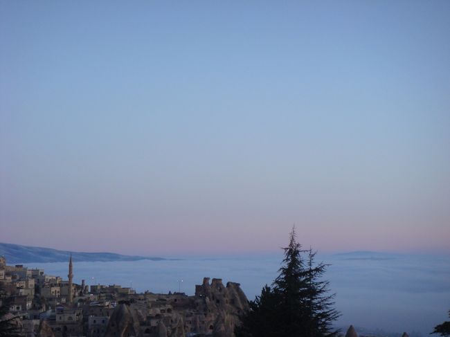 朝食まで少し時間があったので、外に散歩に出かけました。<br />徐々に空が明るくなってきました。<br />