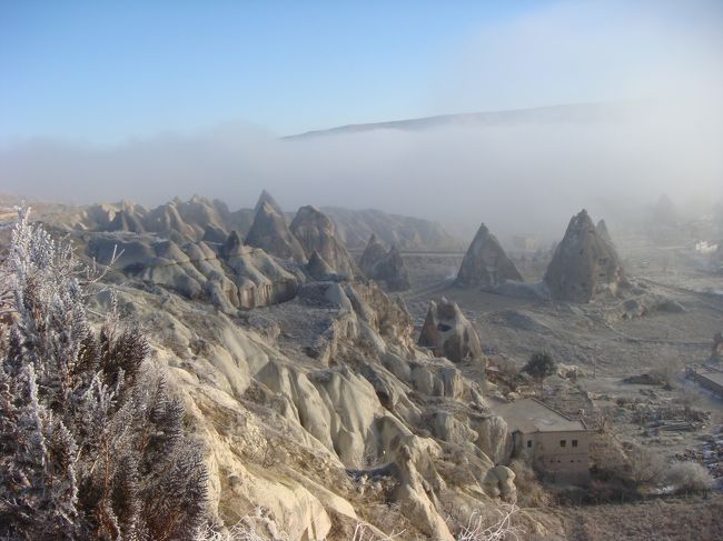霧がかかって神秘的な光景です。<br />カッパドキアは、スターウォーズの舞台になったこともあるそうですが、地球であって、地球ではないような、ちょっと不思議な感じがする場所です。