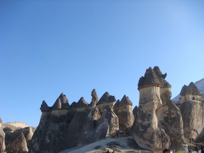 「妖精の煙突」と呼ばれる奇岩です。かなり侵食されて、今にも崩れそうなキノコ岩もありました。