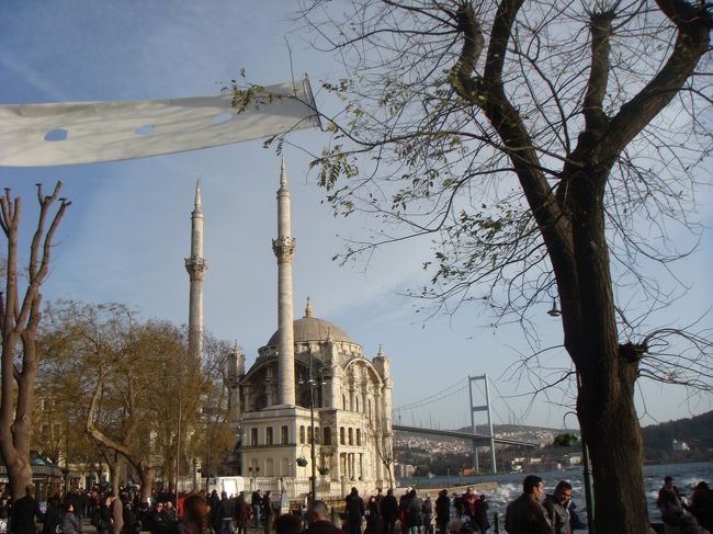 ここオルタキョイは市民の憩いの場。通常から市民や旅行者など多くの人がいますが、この日もオルタキョイは人でごった返していました。風が強く、波が足元まで打ち上げてきました。<br />このあと、トプカプ宮殿を見学しました。８６カラットのダイヤモンドを目の当たりにし、その輝きに、見る人誰もが「ほぉっ」と声を失っていました。