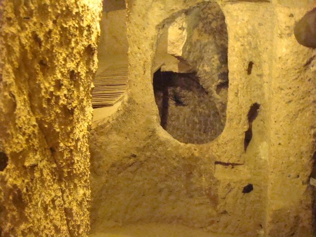 カイマクルの地下都市です。台所、トイレ、ワイン貯蔵庫など生活空間となっていましたが、閉塞感があります。地下８階の建物です。<br />キリスト教徒がイスラム教徒からの迫害から逃れるためにつくったそうです。いつの時代も、宗教の問題は難しいですね。どの宗教だって、人をいじめなさいということを説いてはいないはずなのに、異教徒は互いに合い入れず、挙句の果てには戦争まで起こしてしまいます。<br />しかし幸いなことに、今現在は、昔の悲しい歴史は感じられず、当時の建築？技術や創意工夫に、ただひたすら感嘆の声が聞かれるのみでした。