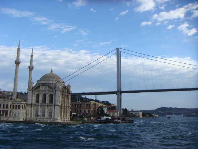 船から見たオルタキョイです。第一ボスポラス橋も見えます。<br />この先をずーっと行くと、黒海へ続きます。左側がヨーロッパサイドで、右側がアジアサイドです。ボスポラス海峡は、東洋と西洋にまたがる海峡です。