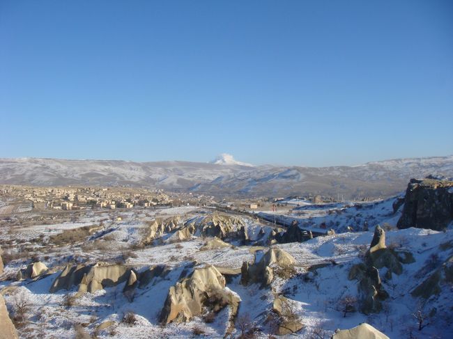 遠くにエルジェス山が見えます。トルコ富士とも言われるそうです。<br />昨日の雪が残っていて、きれいです。