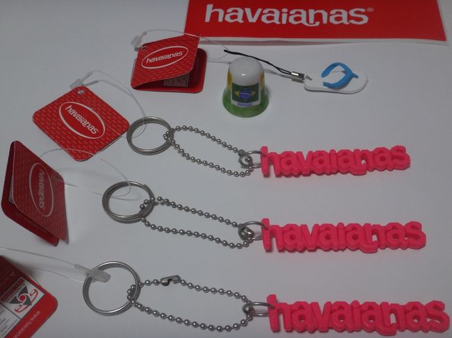 ハワイアナスのキーチェーンと、<br />サンダル型のストラップ。<br /><br />こういうの一時期ハワイ土産で流行りました。<br /><br />