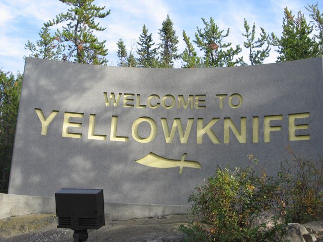 日付は前後しているのですが、飛行場からイエローナイフの町に向かう途中の看板なのですが、レンタカーとかがないとちょっといけないところの看板です。
