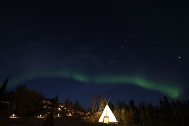 ゆっくりと色々なオーロラが見えました。y