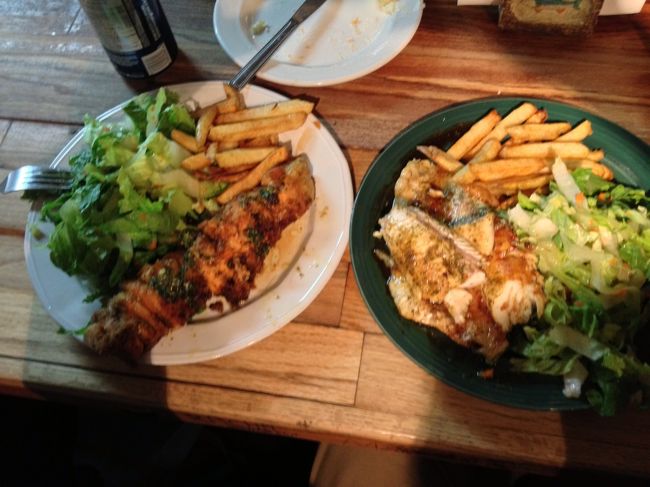 左がミックス魚ソテー、右はアークティックチャー(北極イワナ)ソテー！<br />基本大盛りで、自家製のドレッシングが絶品！<br />