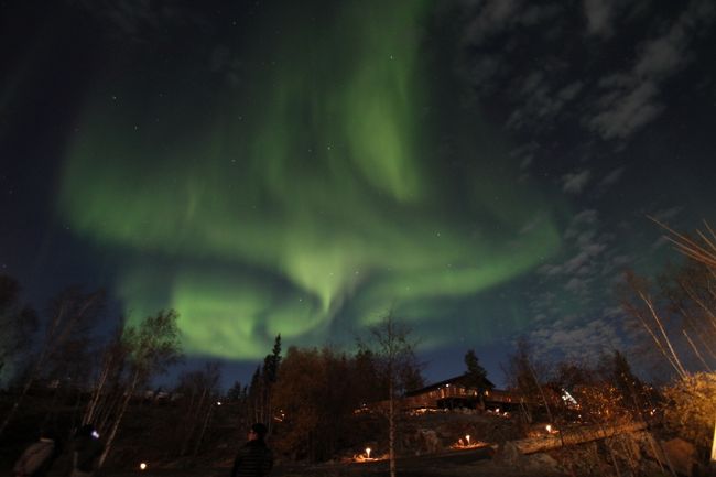 実は２日目は曇りで見れませんでしたが、３日目（結果的にレベル４だったそうです。）は揺れ動くオーロラが見れました。周りにいた日本人（９５％以上が日本人）から凄いと歓声が上がっておりました。以降、色々なオーロラを堪能ください。