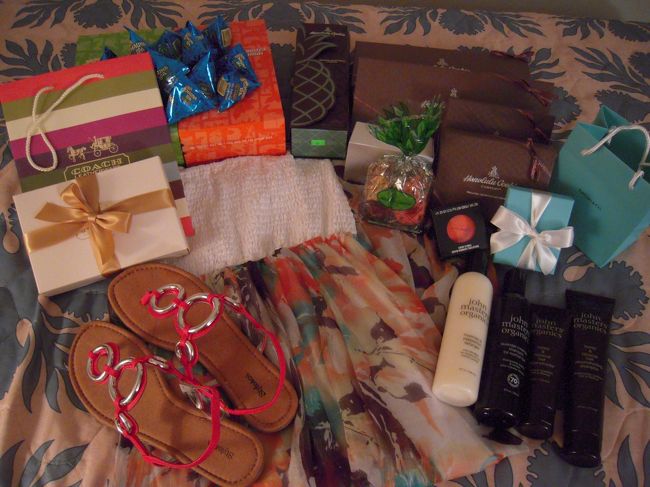 ホテルに戻ると12時くらい。<br />少しまったりして、午後はロミロミへ〜♪<br /><br />カップルプラン  90分　で　大人１名US$120　<br /><br />癒されたらそのままお買いもの〜<br /><br />ジョンマスターを追加購入☆<br />そして、初日に買ったサンダルが<br />あまりにはき心地がよくて色違いを追加購入♪<br />Macy'sで１足US$29ですが（それでも2300円ほど）<br />2足で20％OFF　3足で30％OFF！のセール中<br />初日に３足買えばよかったと少し残念。<br /><br />会社ばらまき用にナッツとクッキーも購入して<br />お祝い用にコーチのポーチとティファニーのﾈｯｸﾚｽ購入。<br />ティファニーは日本では2万円ちょいだったのが<br />こちらでは1万後半で買えました♪<br />