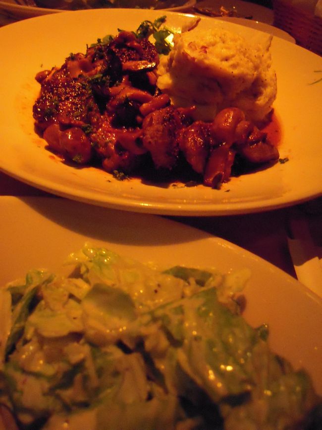 本日のディナーはチーズケーキファクトリー♪<br /><br />60分待ちと言われたけど、<br />買い物予定だったので呼出しブザーもらって近くをプラプラ。<br /><br />45〜50分くらいでブザーがなり、来店。<br />日本語メニューもあるので注文も楽チンです。<br /><br />とりあえず、モヒートで喉を潤す♪<br />（量は多いけどアルコール薄めでした）<br /><br />注文したのはシーザーサラダとステーキ♪<br />マデラソースのステーキで柔らかくて…<br />なによりマッシュポテトがめちゃめちゃ美味しかった!!<br />