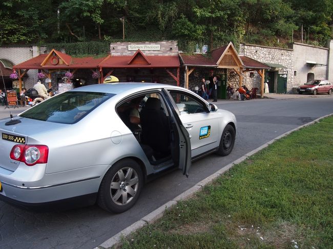 １７時３８分。　エゲル駅からタクシーで５〜６分。　美女の谷です。