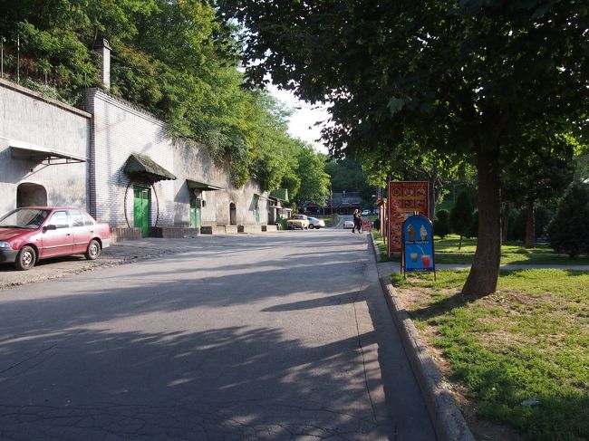 谷間に位置しているんだろうと思っていましたが　楕円の　公園広場の緑地帯の周りを　囲むように　斜面に掘られた　ワインセラーが　連なります。