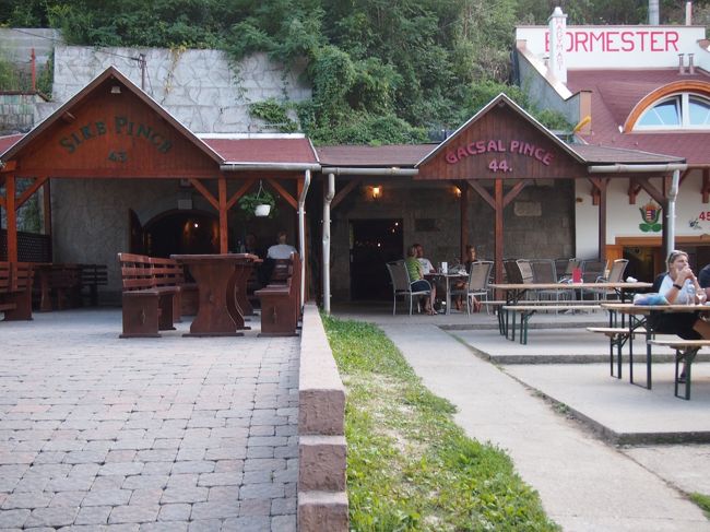 エゲルが　産地の　代表的な赤ワイン　エグリ・ピカヴェールを　試飲したく　開いているセラーを訪ねます。