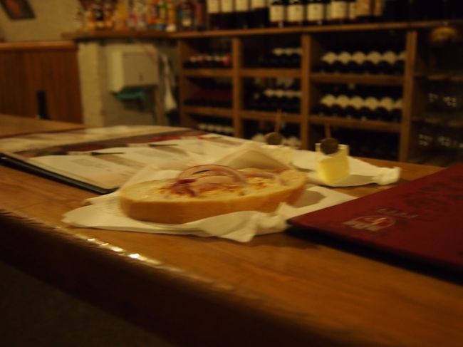 お腹がペコペコ。　オープンサンドを少しお腹に収めて　エグリピカヴェール、ムシュコターイ、を　有料で　試飲。　ここでは　何も買いませんでした。