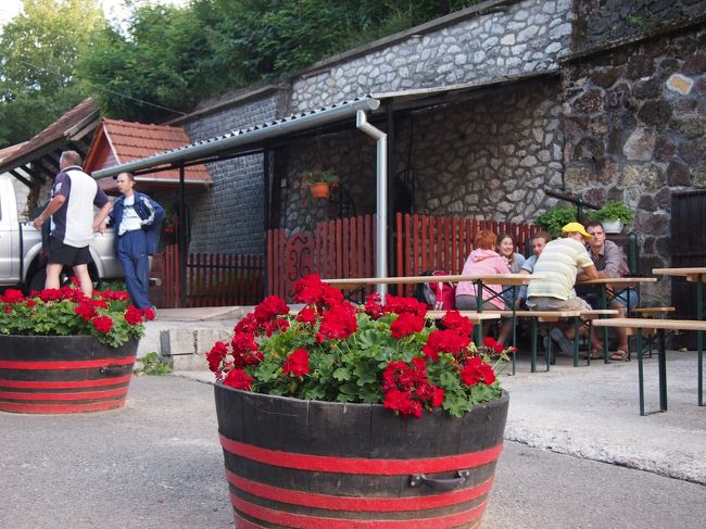 既に　閉まっているセラーも多く、開いているセラーを選びながら　入ります。