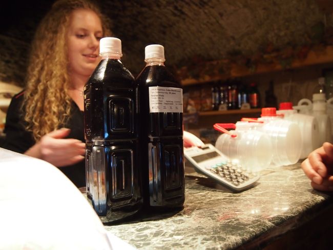 ２８番セラーの　お姉さん。　ここは　無料で試飲できました。<br /><br />何杯か　試飲した結果　やはり　エグリピカヴェール　２リットル　購入。　１２００ﾌｫﾘﾝﾄ。　安！！