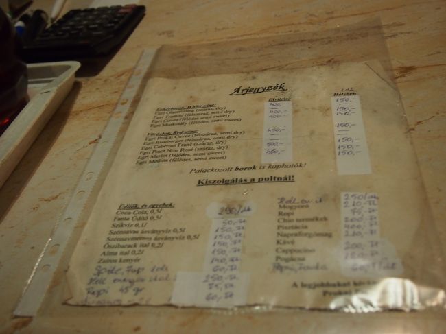 値段表が　張られています。