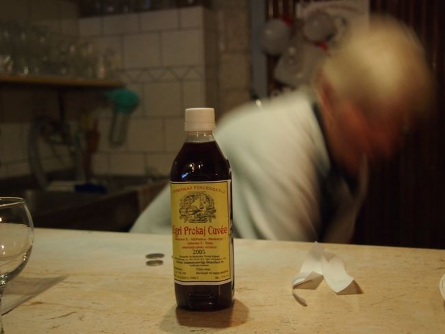 日本から持ち込んだ　空のプラボトルに　詰めてもらいます。<br /><br />小さな　ボトルがあまっていたので　エグリピカヴェール　0.5リットル　詰めてもらいます。３００フォリント。<br /><br />赤も白の　ドライな物が　好みです。<br />