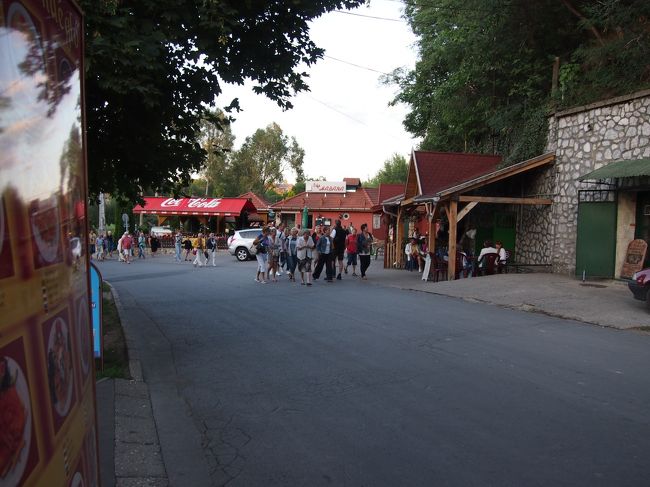 ツアーバスから　この時間でも　観光客が　押し寄せてきます。