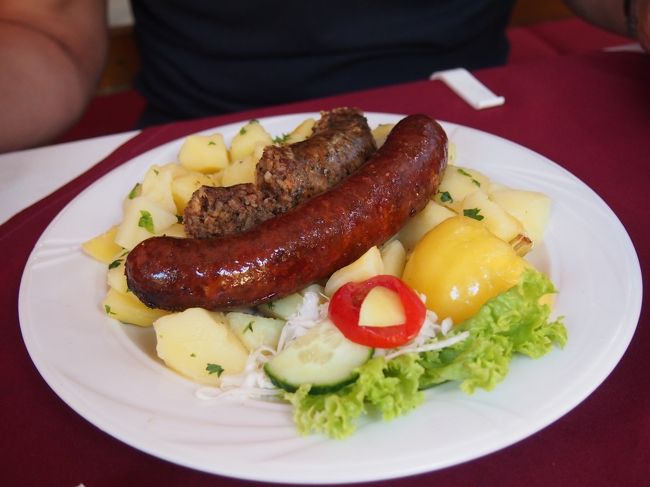 連れ合いの　一品は　これ。　　最初　ブラッドソーセージか　と　たじろぎましたが　穀物の入った　ソーセージでした。