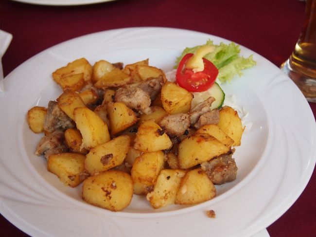 迷って選んだ　一品。　ポテトの中に　ソテーしたポーク。<br /><br />シンプルな味付けなので　美味しく頂けます。
